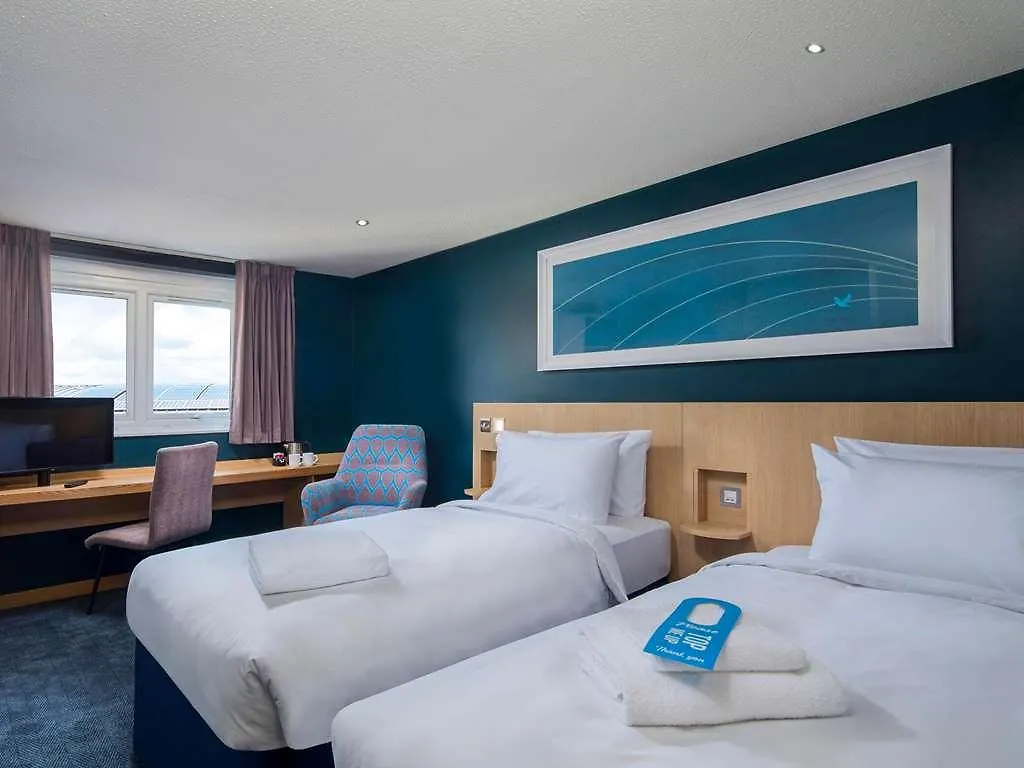 Travelodge Cardiff M4 3*,